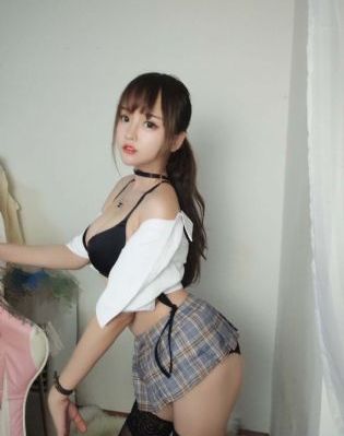 女性の乳頭を凸起しています